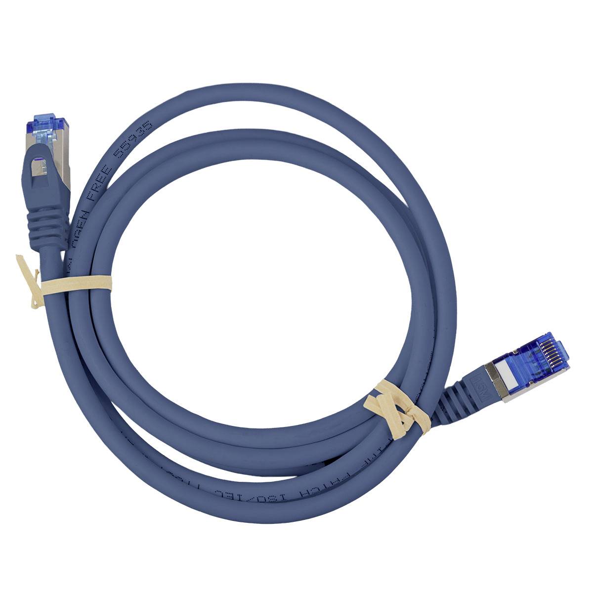 Aufgewickeltes blaues Ethernet-Kabel mit RJ45-Steckern an beiden Enden, gesichert mit beigefarbenen Kabelbindern auf weißem Hintergrund.