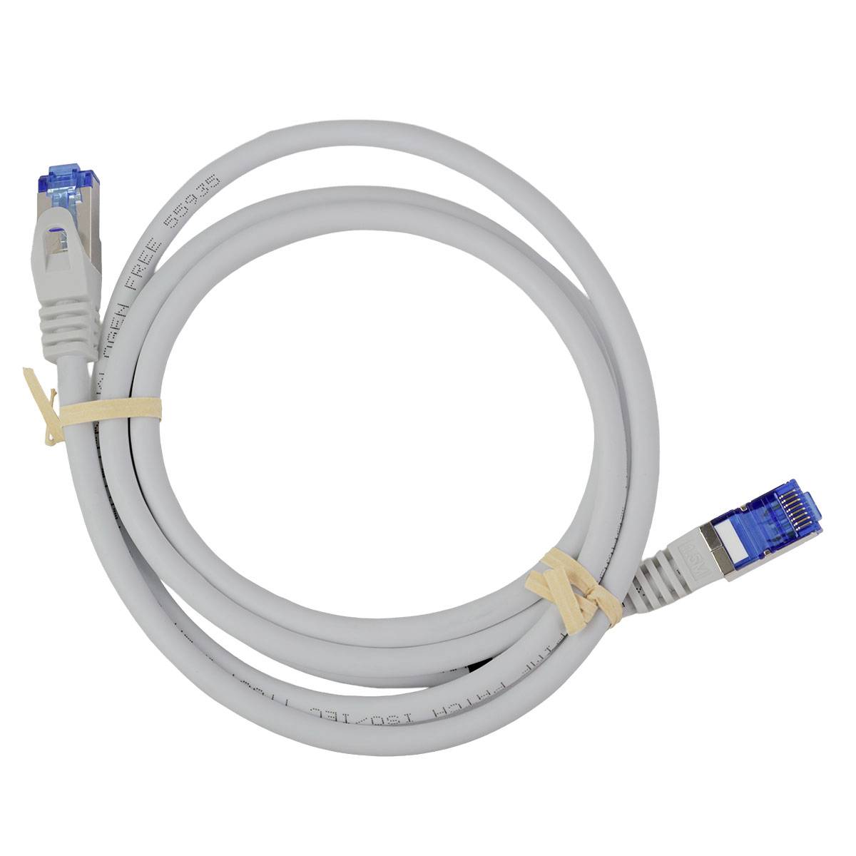 Aufgerolltes graues Ethernet-Netzwerkkabel mit blauen RJ45-Steckern an beiden Enden.