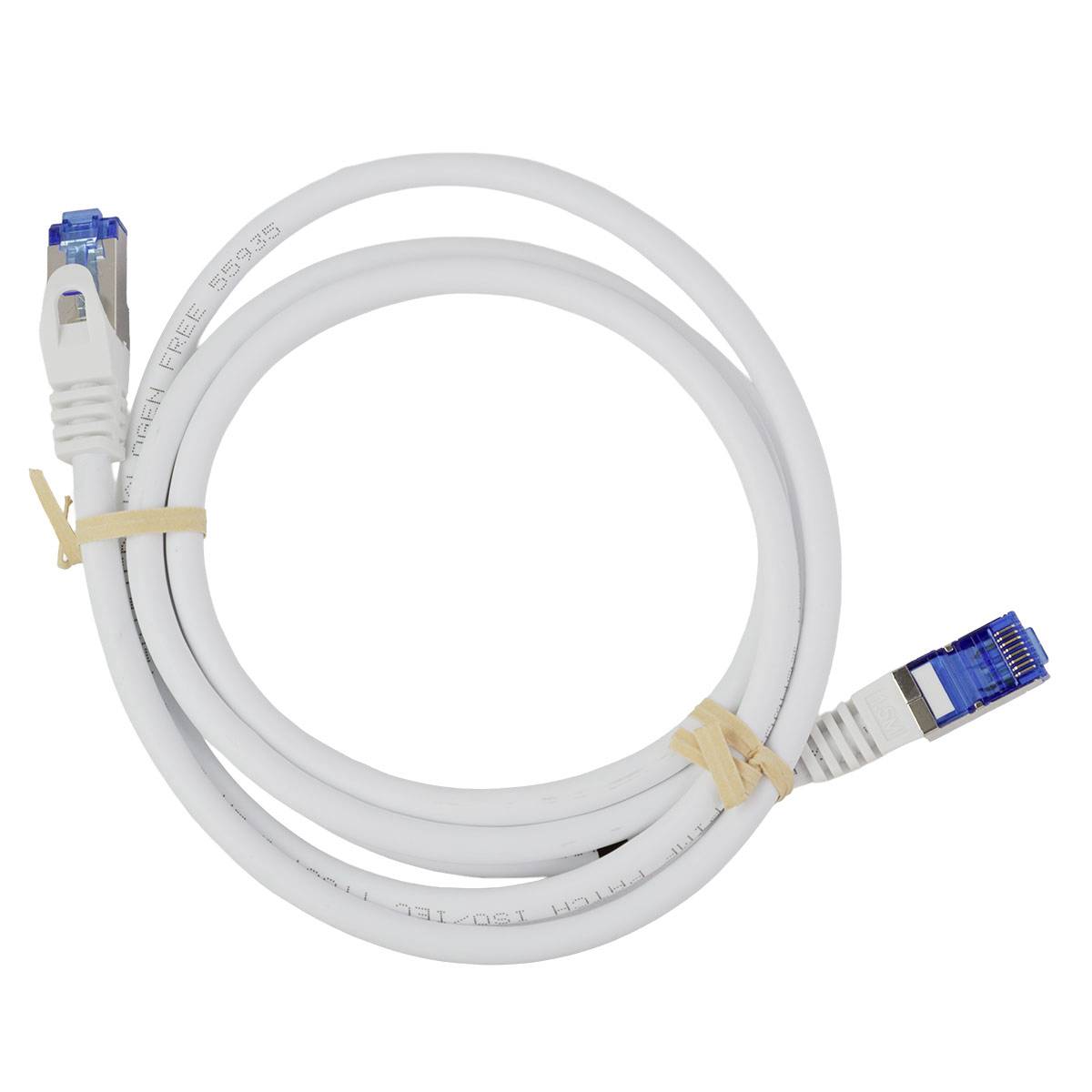 Aufgerolltes weißes Ethernet-Kabel mit blauen Steckern, gebunden mit kleinen beigen Bändern auf einem einfachen weißen Hintergrund.
