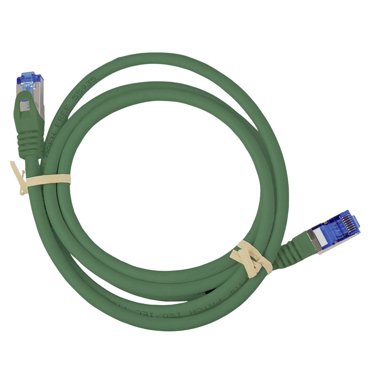 Aufgerolltes grünes Ethernet-Kabel mit blauen RJ45-Steckern an beiden Enden, dargestellt auf weißem Hintergrund.