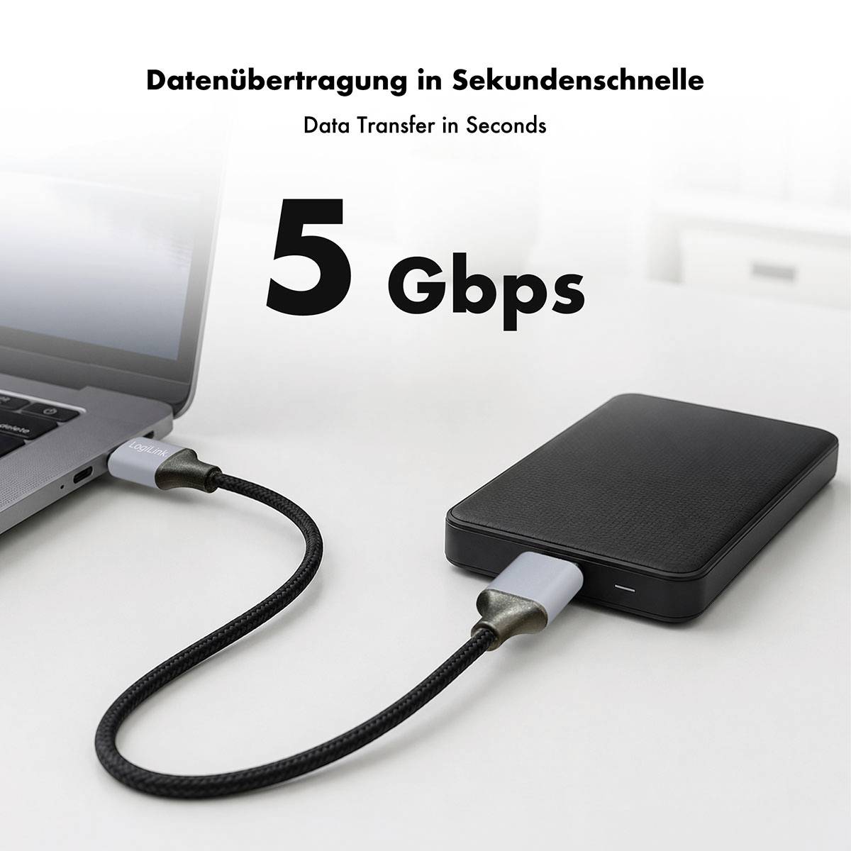 Laptop verbunden mit einer externen Festplatte durch ein Kabel, hervorgehoben mit '5 Gbps' und dem Text 'Datenübertragung in Sekunden.'