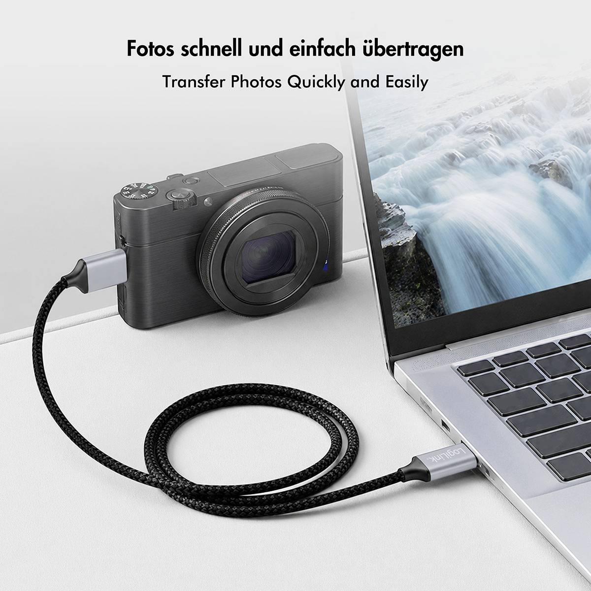 Kamera per Kabel mit Laptop verbunden für schnelle Fotoübertragung, mit Text „Fotos schnell und einfach übertragen" und „Fotos schnell und einfach übertragen".
