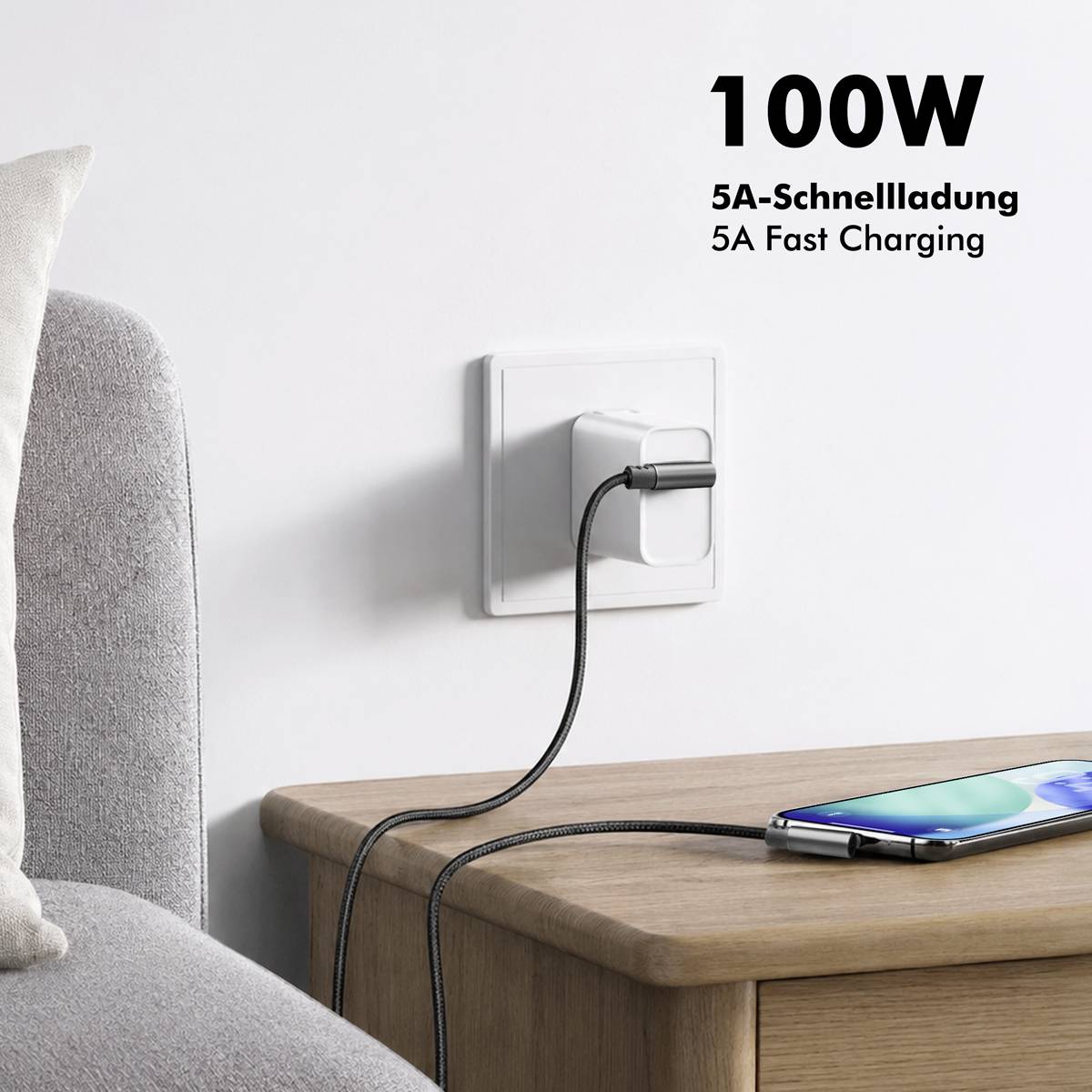 Telefon lädt über einen Wandadapter neben einem Sofa, mit Text '100W', '5A-Schnellladung' und '5A Fast Charging'.