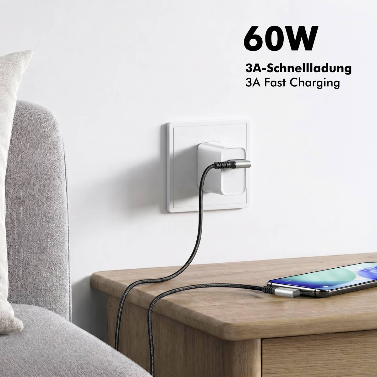 Wandladegerät in eine Steckdose neben einem Sofa eingesteckt, lädt ein Telefon auf einem Tisch auf; Text liest „60W" und „3A Schnellladen".