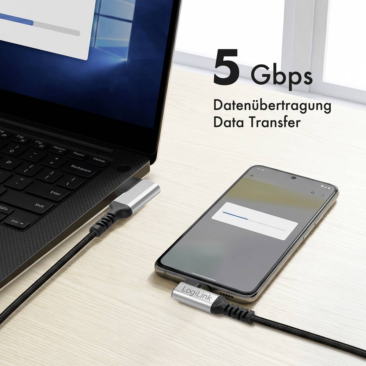 Laptop und Smartphone, verbunden durch ein USB-C-Kabel, mit Text „5 Gbps Datenübertragung", der eine hochgeschwindigkeits-Datenübertragung anzeigt.