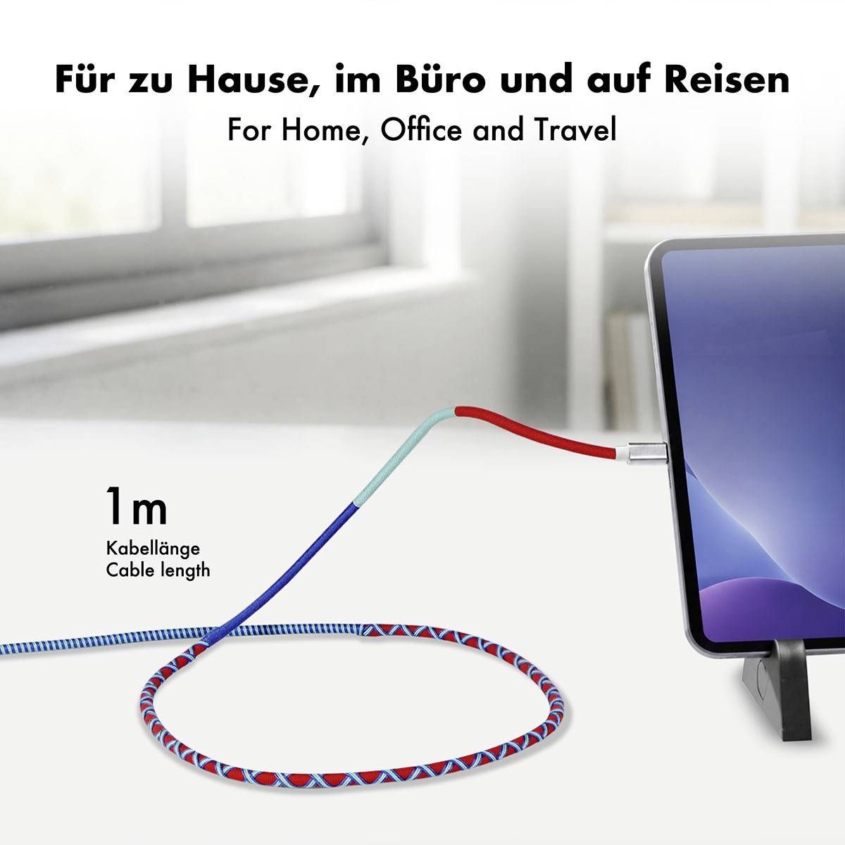 Werbebild eines 1 m Ladekabels, das mit einem Tablet verbunden ist, mit der Aufschrift „Für Zuhause, Büro und Reisen" auf Deutsch und Englisch.