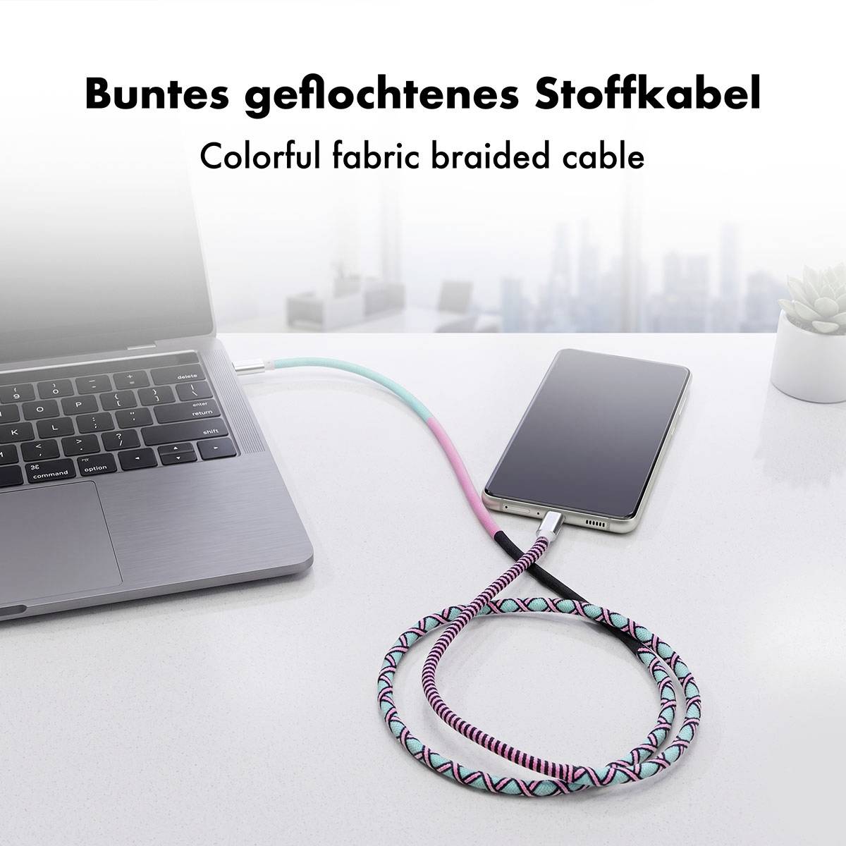 Laptop verbunden mit einem Telefon durch ein buntes geflochtenes Ladekabel; der Text lautet „Buntes geflochtenes Stoffkabel" und „Colorful fabric braided cable".