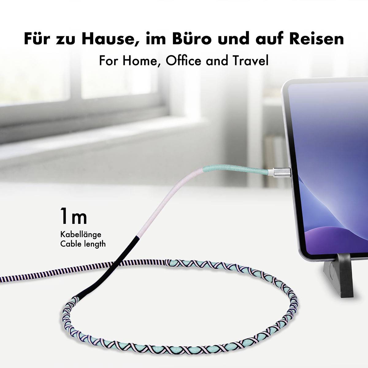 Geflochtenes 1-m-Kabel zum Aufladen eines Geräts auf einem Schreibtisch; der Text lautet „Für Zuhause, Büro und Reisen" und „Kabellänge 1 m".
