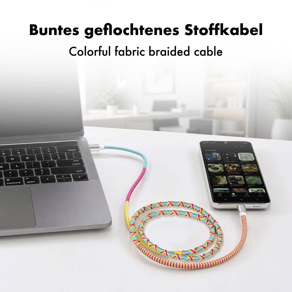 Laptop und Smartphone verbunden durch ein buntes geflochtenes Ladekabel; Text liest „Buntes geflochtenes Stoffkabel" und „Colorful fabric braided cable".