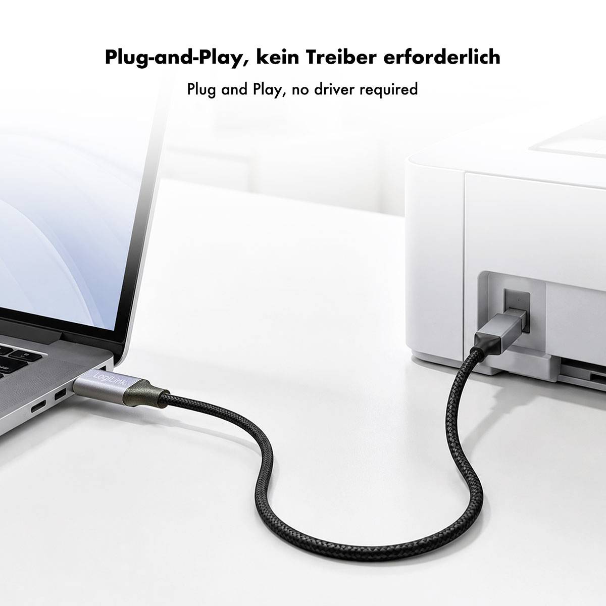 Laptop, der über ein USB-Kabel mit einem Drucker verbunden ist, um "Plug and Play, kein Treiber erforderlich" zu veranschaulichen.