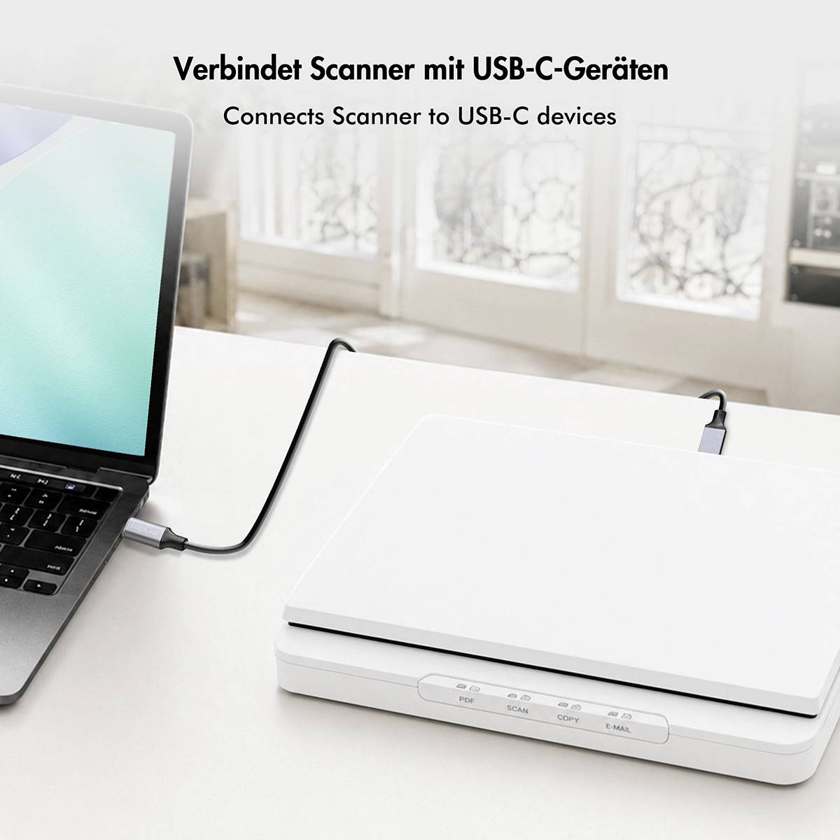 Laptop verbunden durch USB-C-Kabel mit einem Flachbettscanner; Text liest „Verbindet Scanner mit USB-C-Geräten" und „Connects Scanner to USB-C devices".