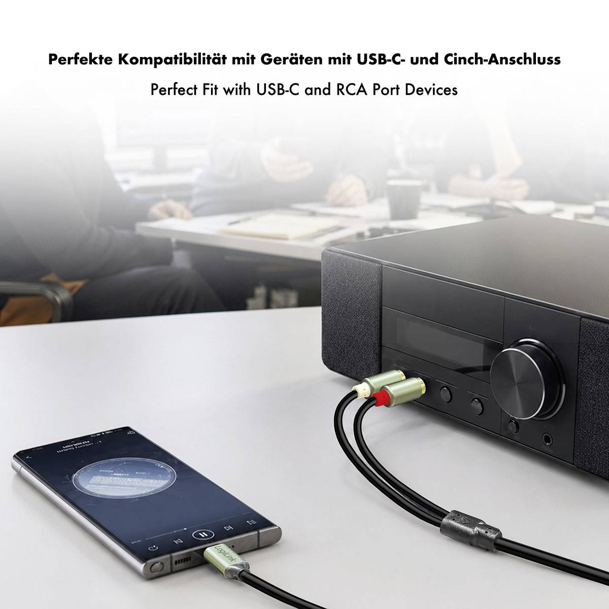RCA-Adapterkabel, das mit einem Smartphone und einem Lautsprecher verbunden ist, was die Kompatibilität mit USB-C- und Cinch-Geräten veranschaulicht.