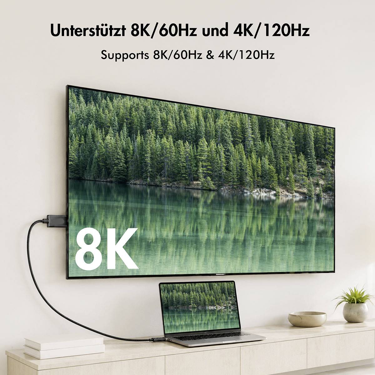 Wandmontierter Fernseher und Laptop-Display zeigen eine Waldszene an; Text besagt „Unterstützt 8K/60Hz und 4K/120Hz" und „8K", was hohe Auflösungskompatibilität zeigt.