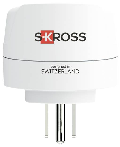 Weißer SKROSS Reiseadapter mit Text „Designed in Switzerland