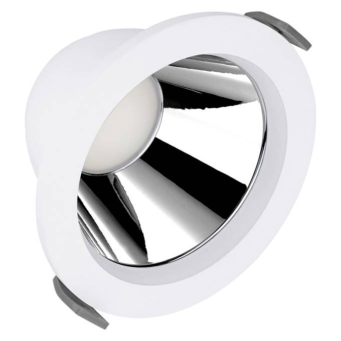 Runder, bündiger Einbaustrahler mit Chromreflektor und weißem Zierring, vor weißem Hintergrund abgebildet.