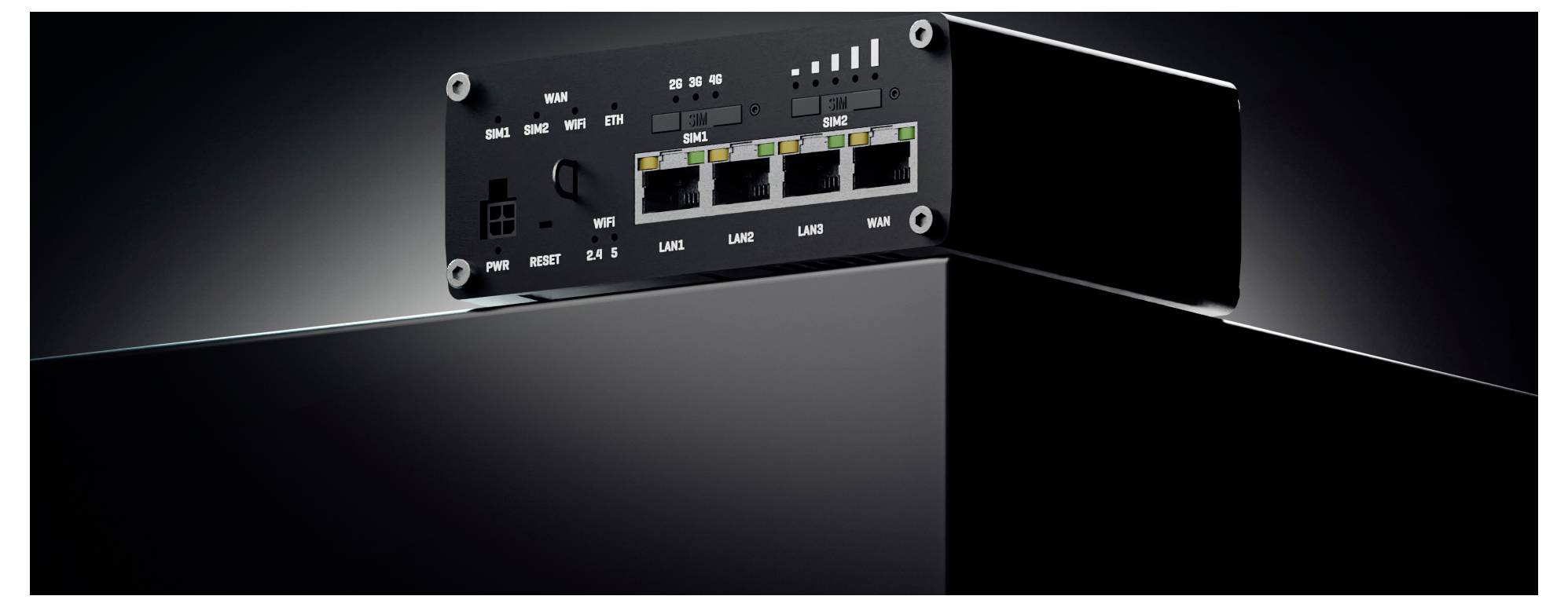 Schwarzes Netzwerkgerät mit Frontplatte, Anschlüssen, LEDs und gekennzeichneten Statusanzeigen, dargestellt in einer eleganten Seitenansicht auf dunklem Hintergrund.