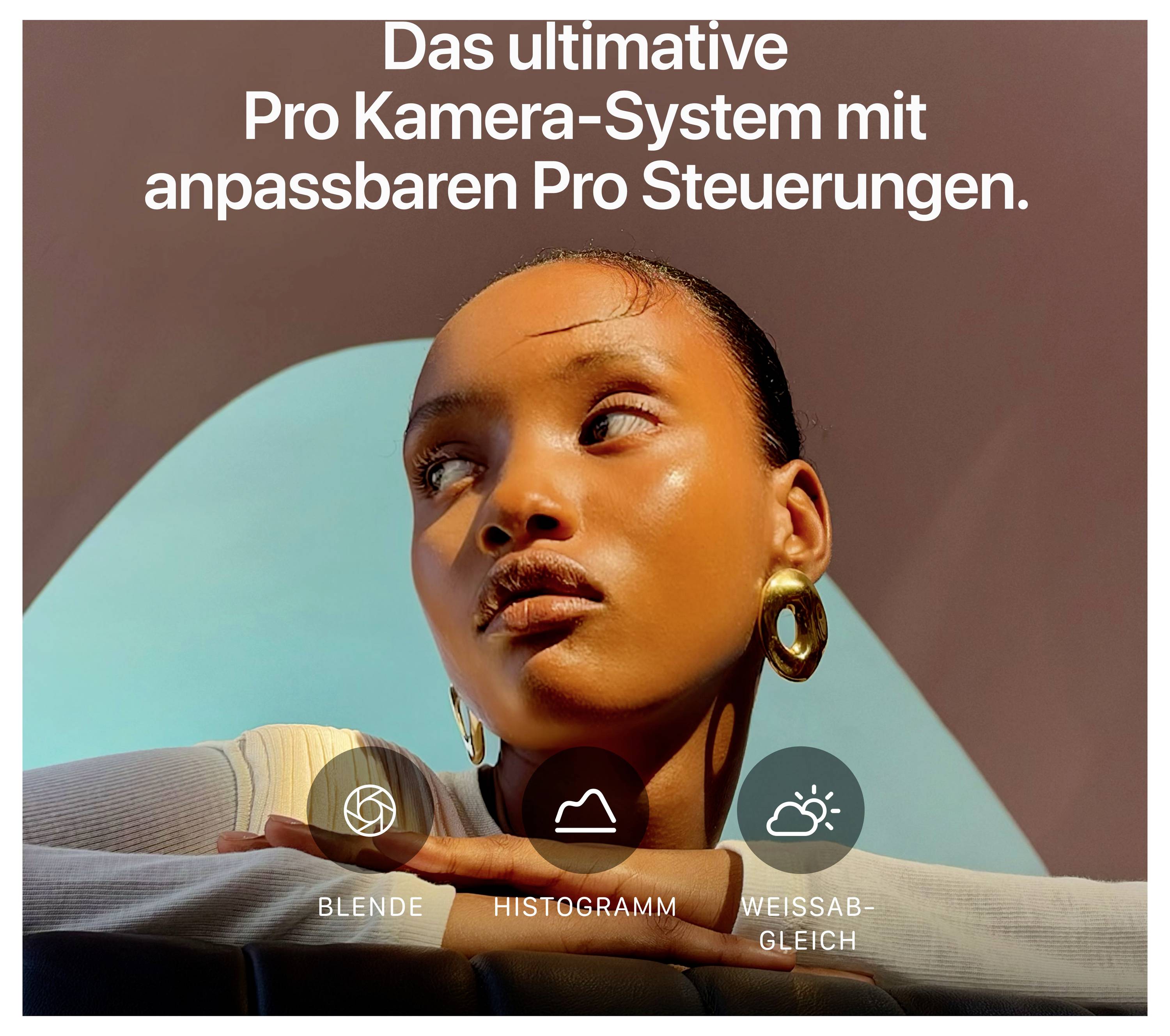 Werbeplakat mit Porträt einer Frau und dem Text 'Das ultimative Pro Kamera-System mit anpassbaren Pro Steuerungen.' sowie Symbolen für Blende, Histogramm und Weißabgleich.
