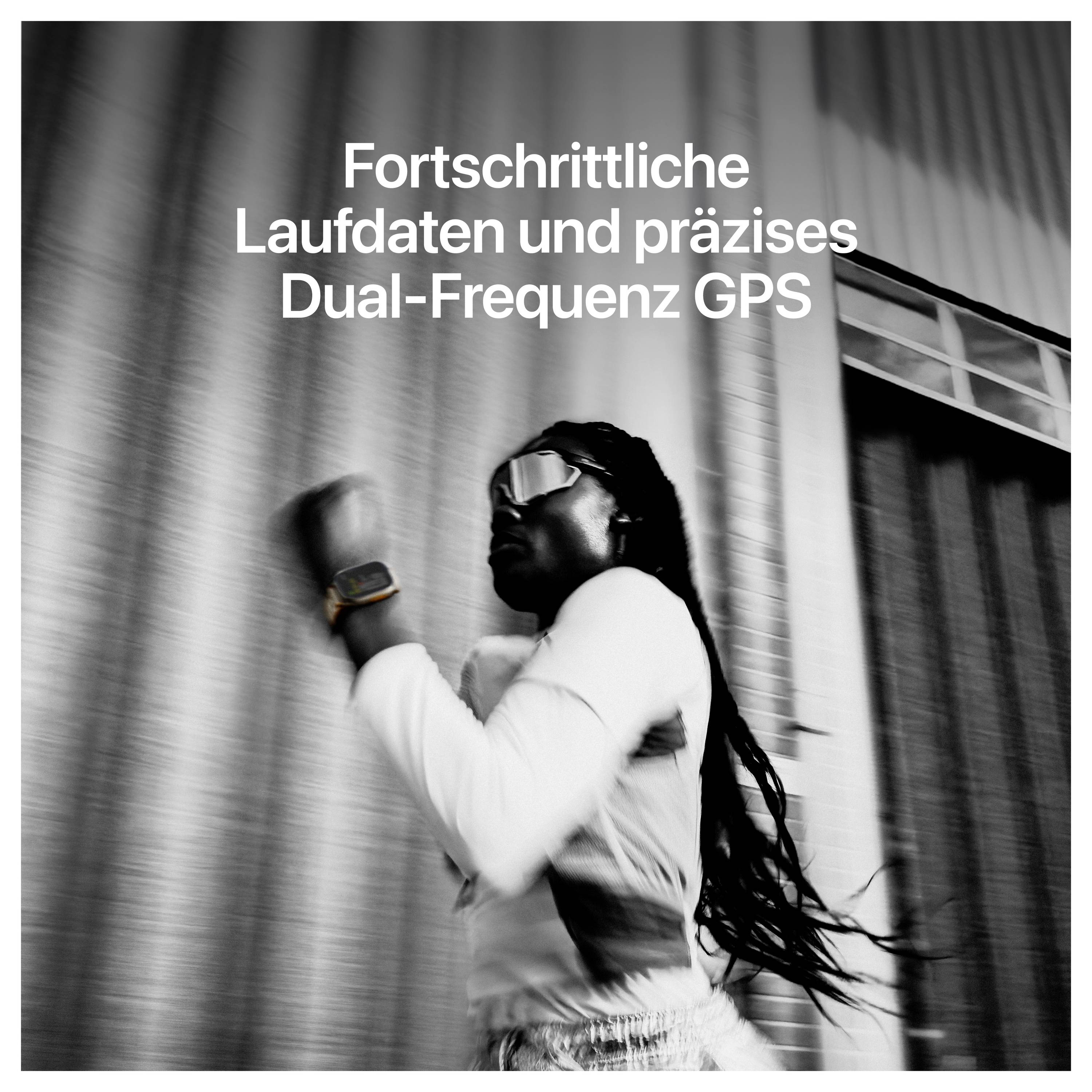 Werbefoto einer laufenden Frau mit Smartwatch; Text: 'Fortschrittliche Laufdaten und präzises Dual-Frequenz GPS'