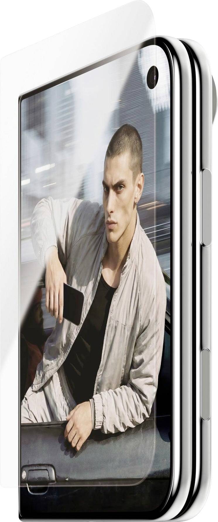 Ein Smartphone mit einem faltbaren Display, auf dem ein Portrait eines Mannes zu sehen ist, der sich gegen ein Auto lehnt.