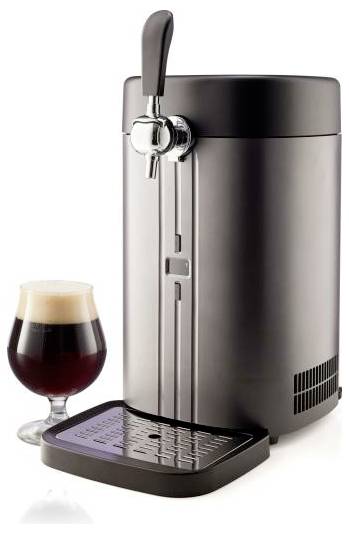 Edelstahl-Bierausschank mit Zapfhahn, Abtropfschale und ein Glas dunkles Bier daneben auf weißem Hintergrund.
