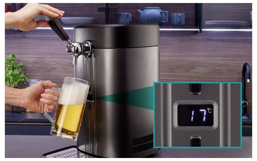 Hände, die Bier aus einem Edelstahl-Fassausschank in ein Glas ausschenken; die eingefügte Anzeige zeigt 17°C.