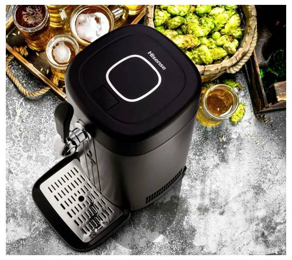 Hisense Theken-Bierausschank mit Zapfhahn und Abtropfschale, daneben Biergläser und Snacks auf einem strukturierten Tisch.