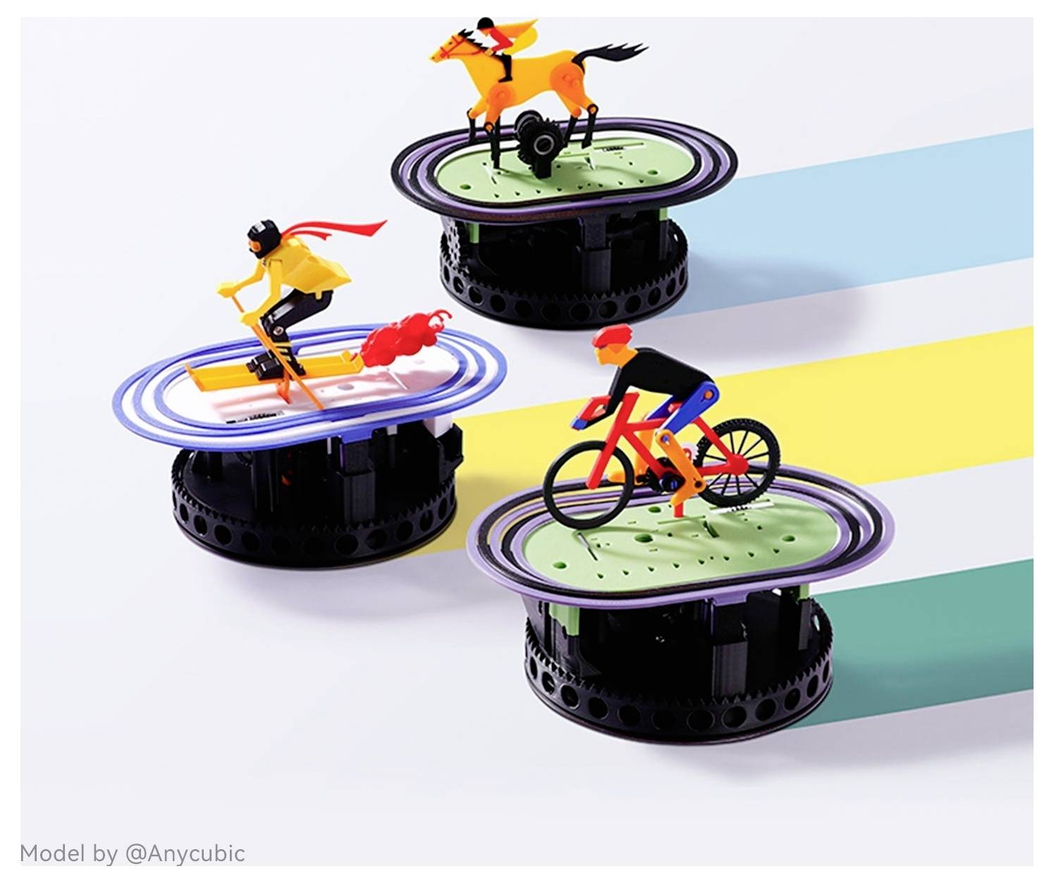 Drei Miniatur-Actionfiguren auf runden Ausstellungsbasen: ein Radfahrer, ein Skifahrer mit rotem Rauch und ein Reiter, jeweils auf farbenfrohen gestreiften Plattformen.