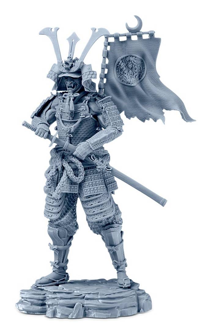 Eine detaillierte gepanzerte Samurai-Krieger-Figur steht auf einer felsigen Basis und hält eine Waffe mit einem Banner hinter sich.
