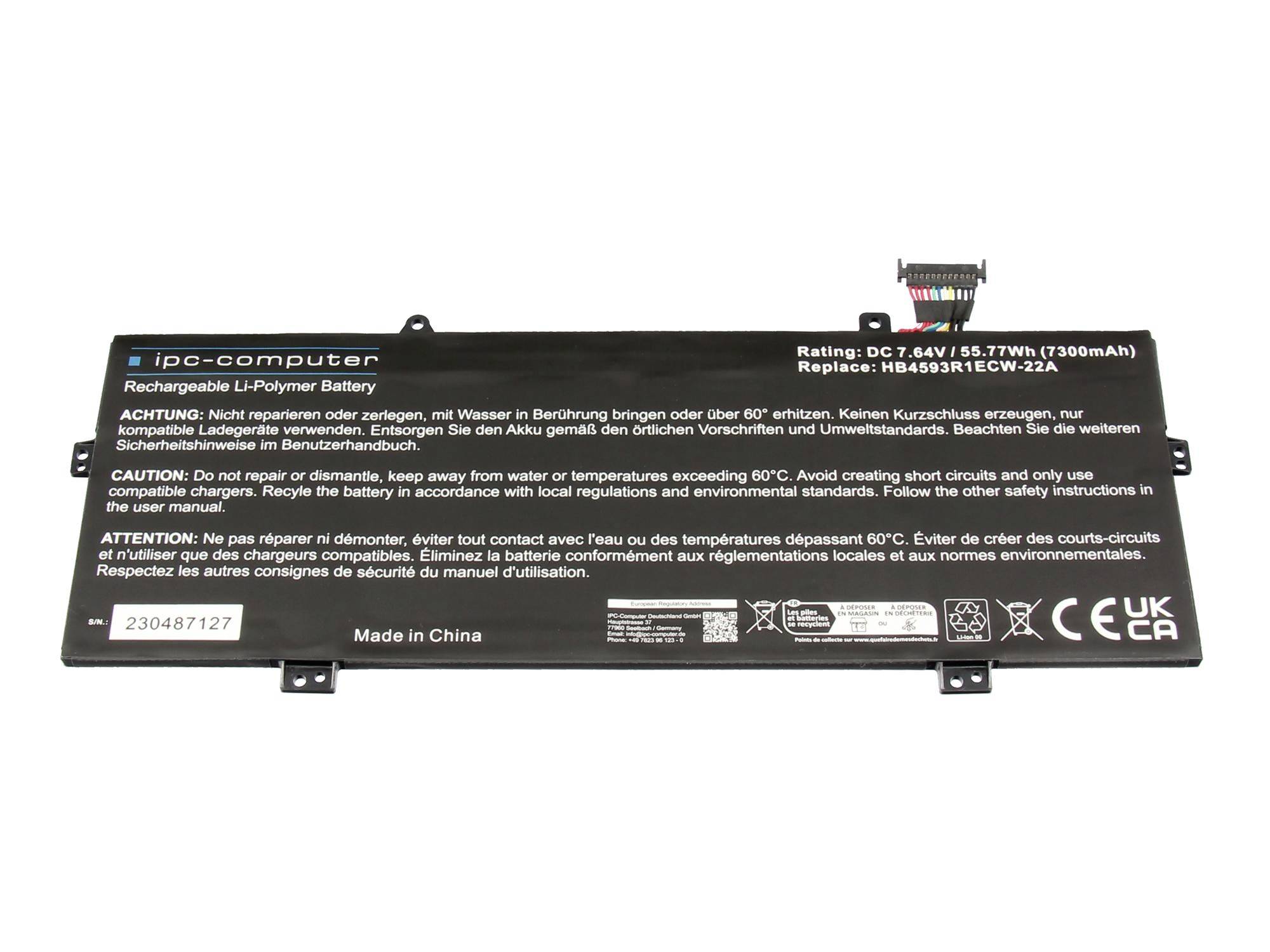 Gekennzeichnetes Laptop-Akkupack mit Stecker, bewertet mit DC 7,6V 55,77Wh, und Warntext auf einem schwarzen Gehäuse.