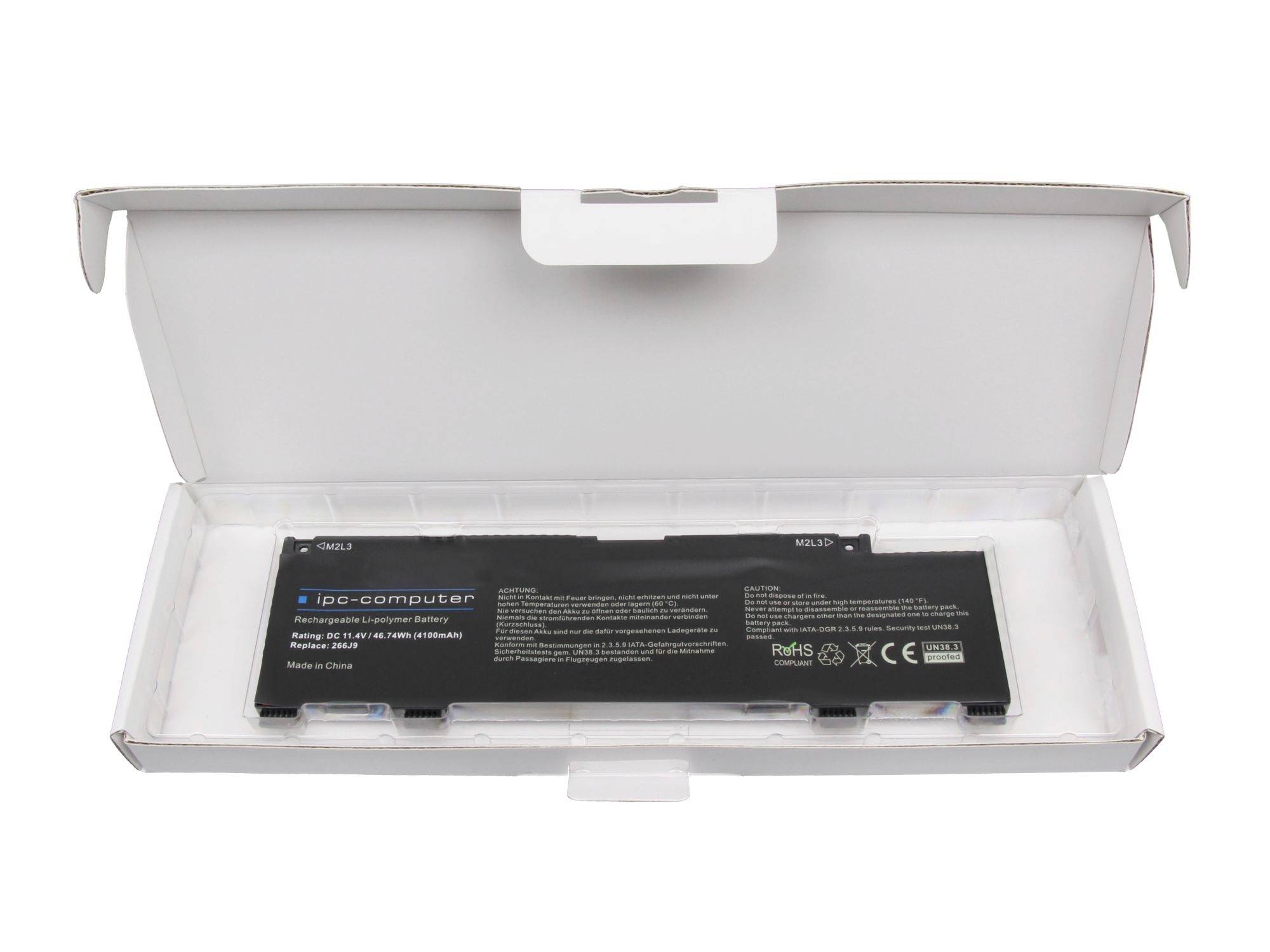 Schwarze Laptop-Batterie in einer offenen weißen Einzelhandelsbox auf einfachem Hintergrund.