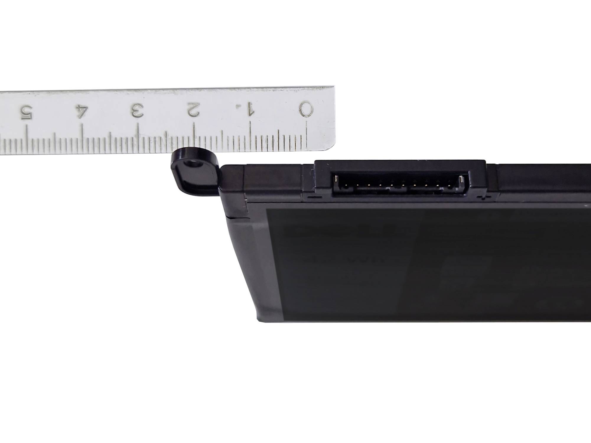 Nahaufnahme eines schwarzen Laptop-Akkus mit einem Lineal darüber, das zeigt, dass seine Dicke etwa 1 Zoll beträgt.