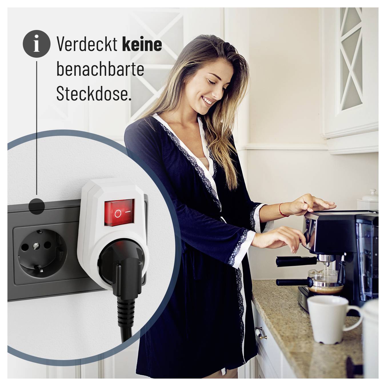 Frau, die Kaffee neben einer Wandsteckdose zubereitet, in die ein Steckergerät eingesteckt ist; eine Vergrößerung hebt die Buchse hervor und warnt auf Deutsch: „Verdeckt keine benachbarte Steckdose."