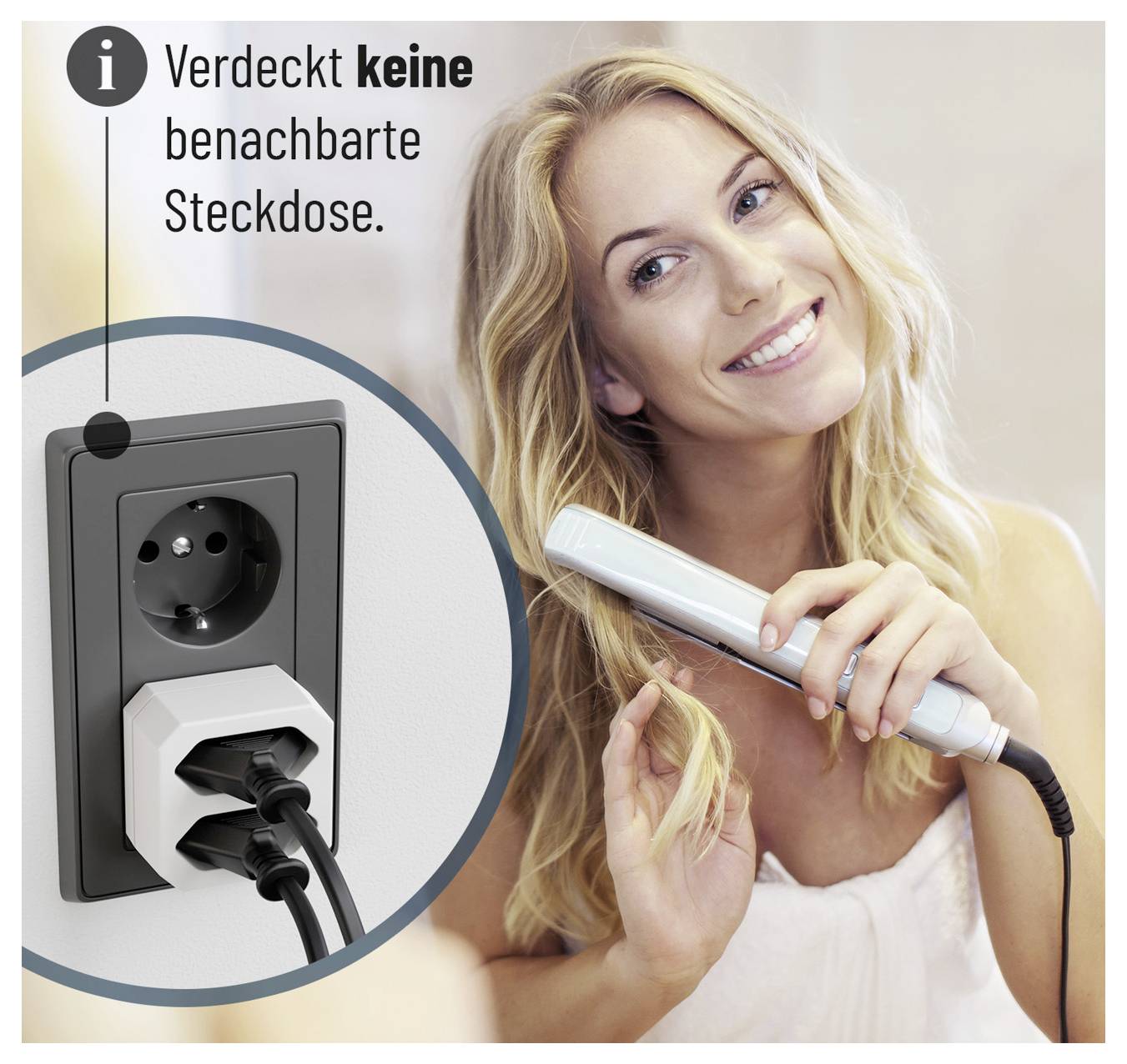 Frau mit Lächeln benutzt ein Haarglätteisen neben einer Wandsteckdose mit einem Steckdosenadapter; Einschub besagt „Verdeckt keine benachbarte Steckdose."