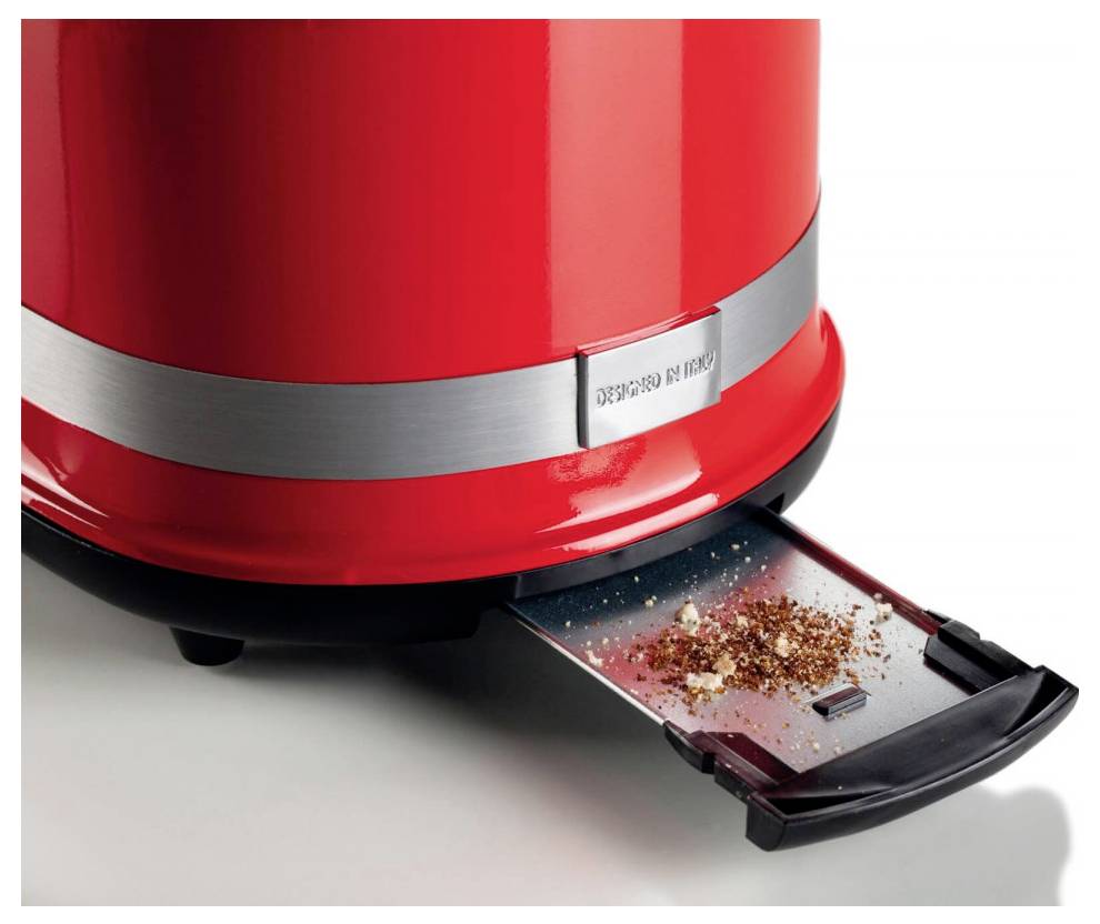 Roter elektrischer Wasserkocher mit abnehmbarem Tropfblech, das verschüttete Kaffeesatz auf einer weißen Oberfläche auffängt.