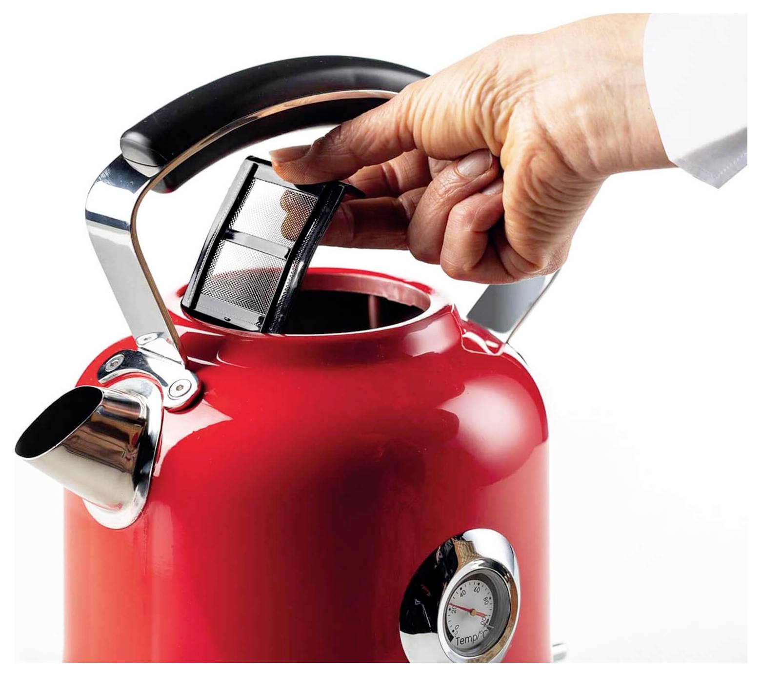 Eine Hand, die einen Teefilter in einen roten elektrischen Wasserkessel mit Thermometer einführt.