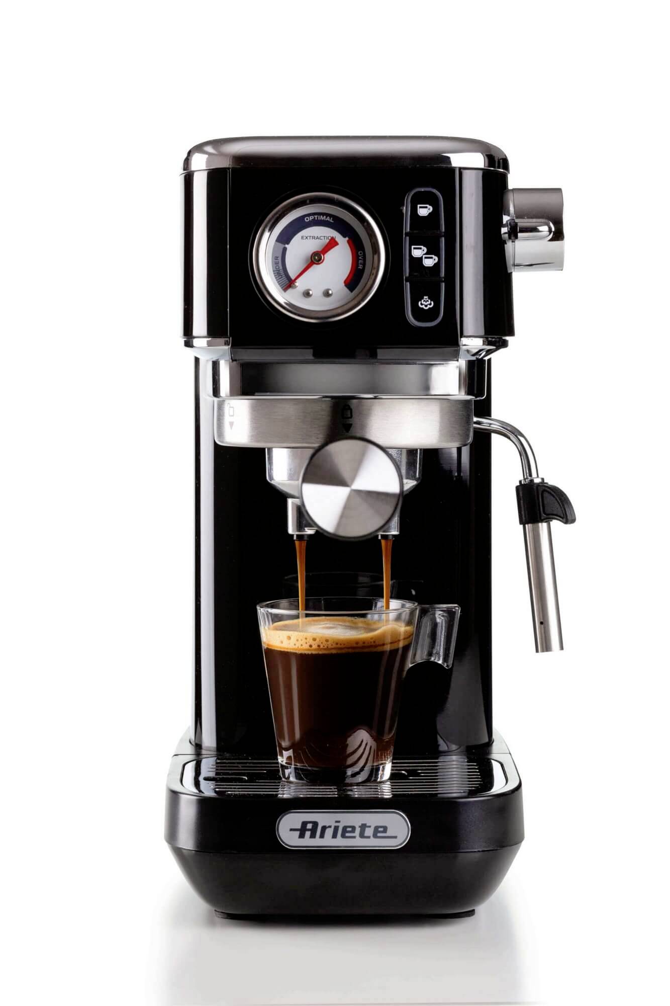 Schwarze Ariete-Espressomaschine, die Kaffee in eine Glastasse brüht, mit sichtbarem Druckmesser und Dampflanze.