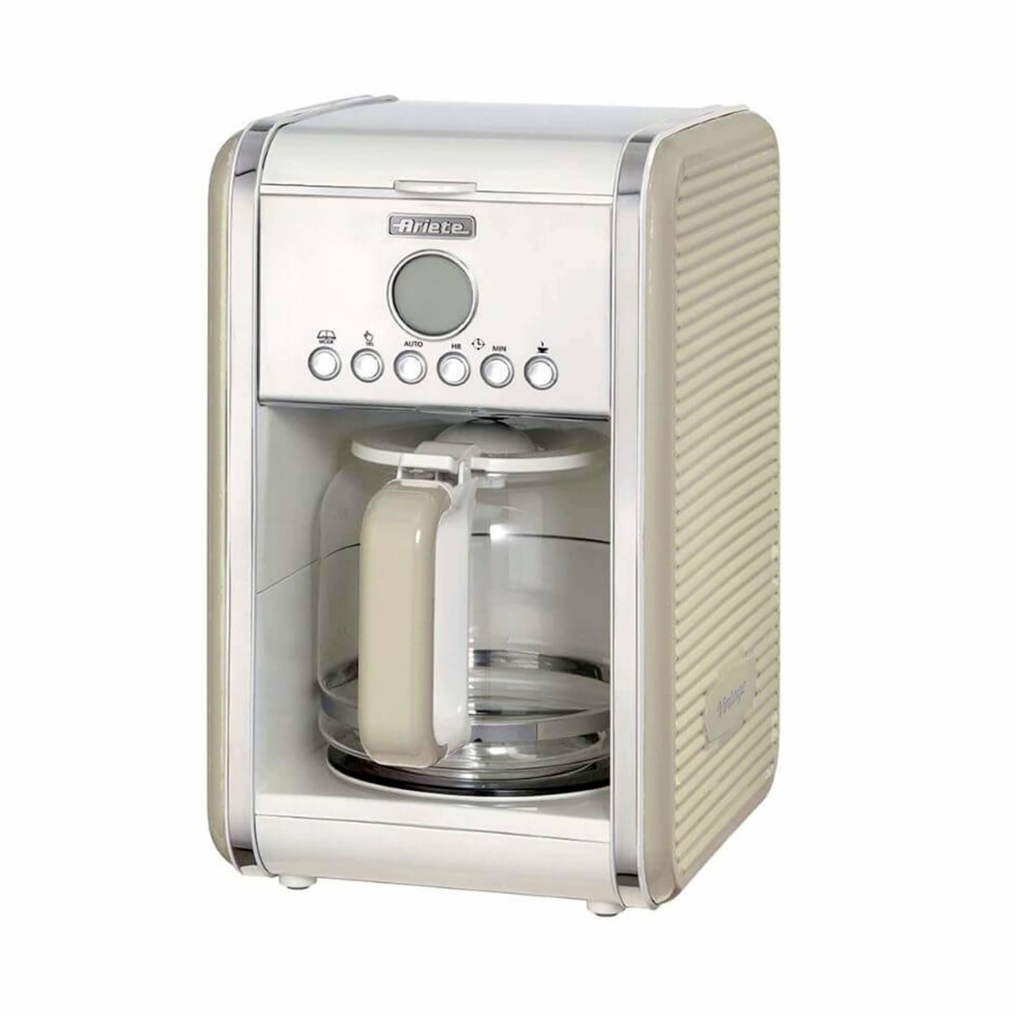 Silberner und beigefarbener Tropfkaffeeautomat mit Glaskanne und vorderen Steuertasten auf weißem Hintergrund.