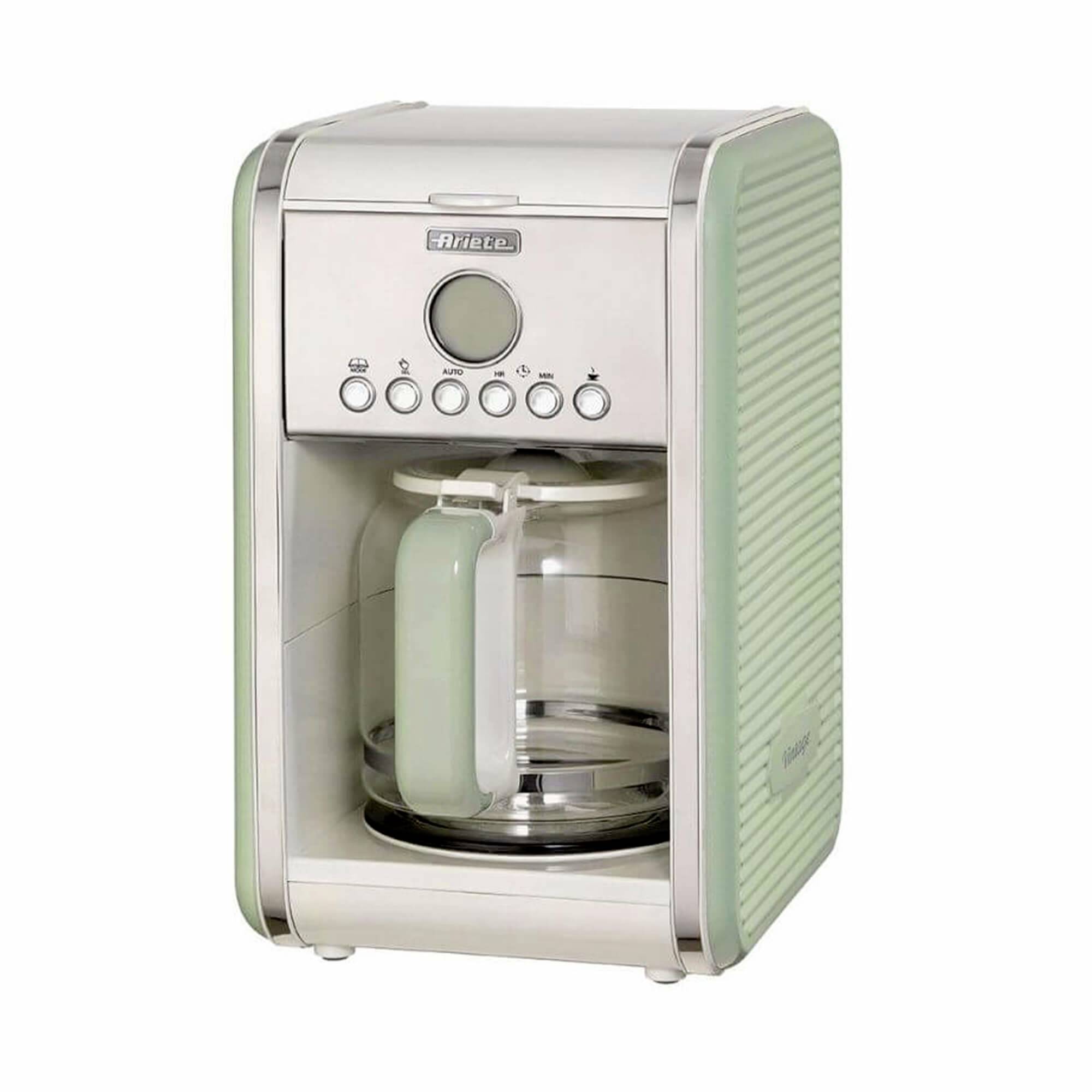 Eine mintgrüne und silberfarbene Kaffeemaschine mit glsernem Glaskolben, Bedientasten an der Vorderseite und einem runden Display-Panel.