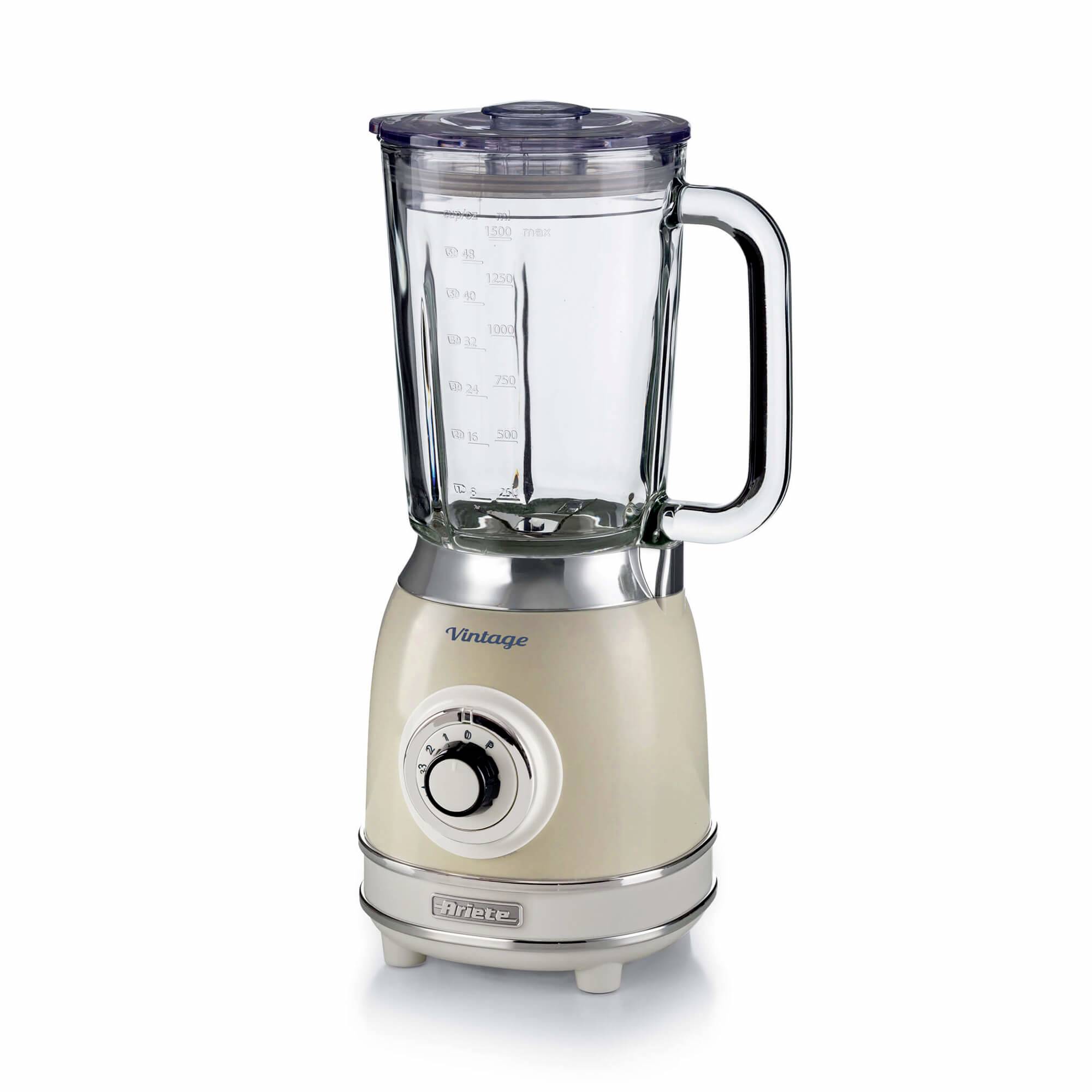 Ein beigefarbener Standmixer mit einem klaren Glaskrug, Deckel, Griff und einem vorderen Bedienknopf auf weißem Hintergrund.