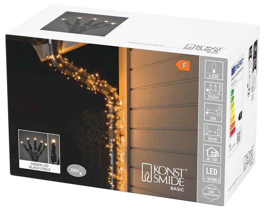 Konstsmide Basic LED-Lichterketten in Bernstein mit schwarzem Kabel, 200 Glühbirnen zur Verwendung im Innen- und Außenbereich, wie auf der Produktverpackung gezeigt.