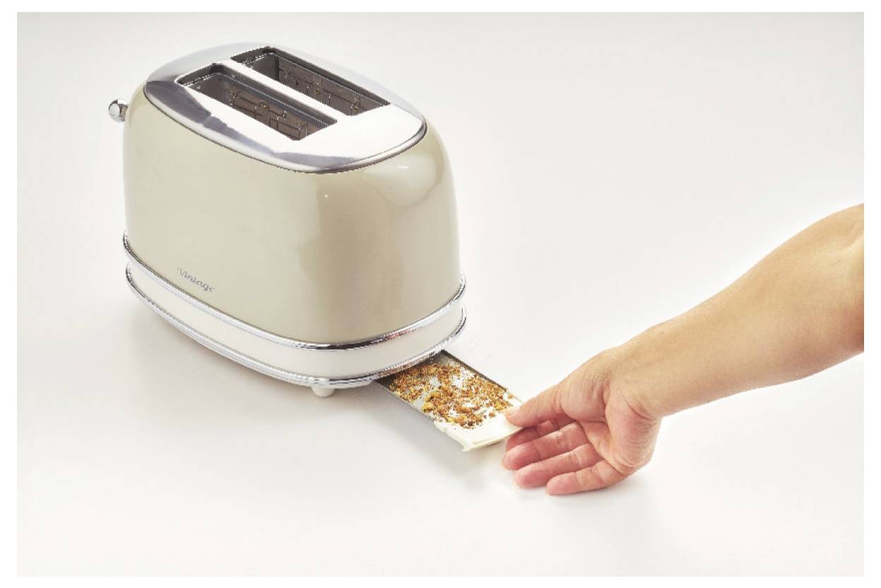 Hand, die eine Scheibe in einen Zwei-Schlitz-Toaster einführt, mit einem Stück, das verkohlt oder schmutzig aussieht, was auf unsicheren oder beschädigten Lebensmittelumgang hindeutet.