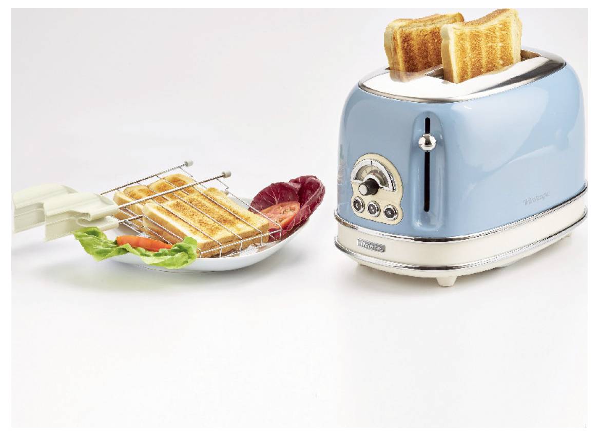 Blauer Toaster mit zwei Scheiben Toast und einem Metallrost neben einem Teller mit getoastetem Brot und Butter, das eine Brotröst-Ausstattung zeigt.