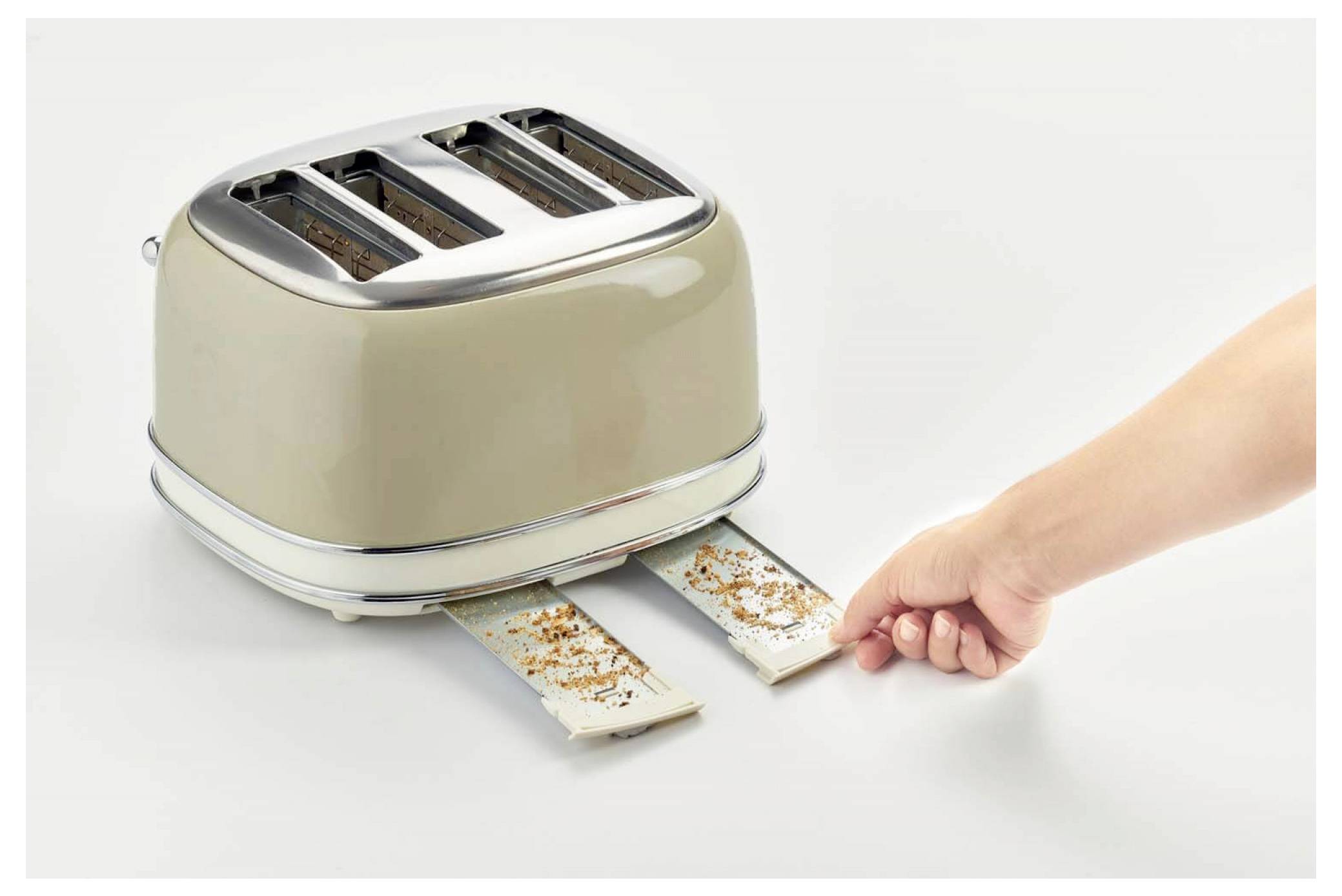 Eine Hand zieht zwei geröstete Scheiben aus einem beigefarbenen Vier-Schlitz-Toaster auf einer weißen Oberfläche heraus, mit Krümeln in den Behältern.