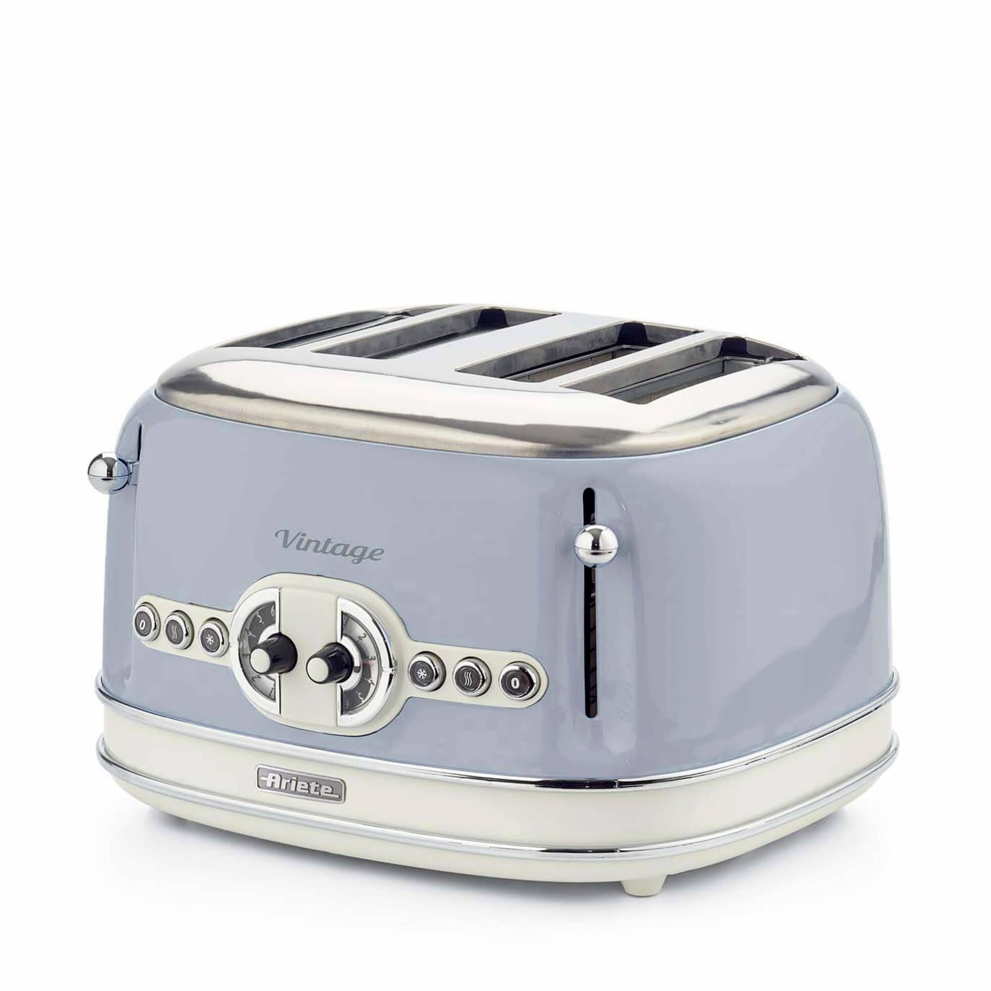 Hellblauer Vintage-Toaster für vier Scheiben mit Chromelementen und Bedienknöpfen auf weißem Hintergrund.