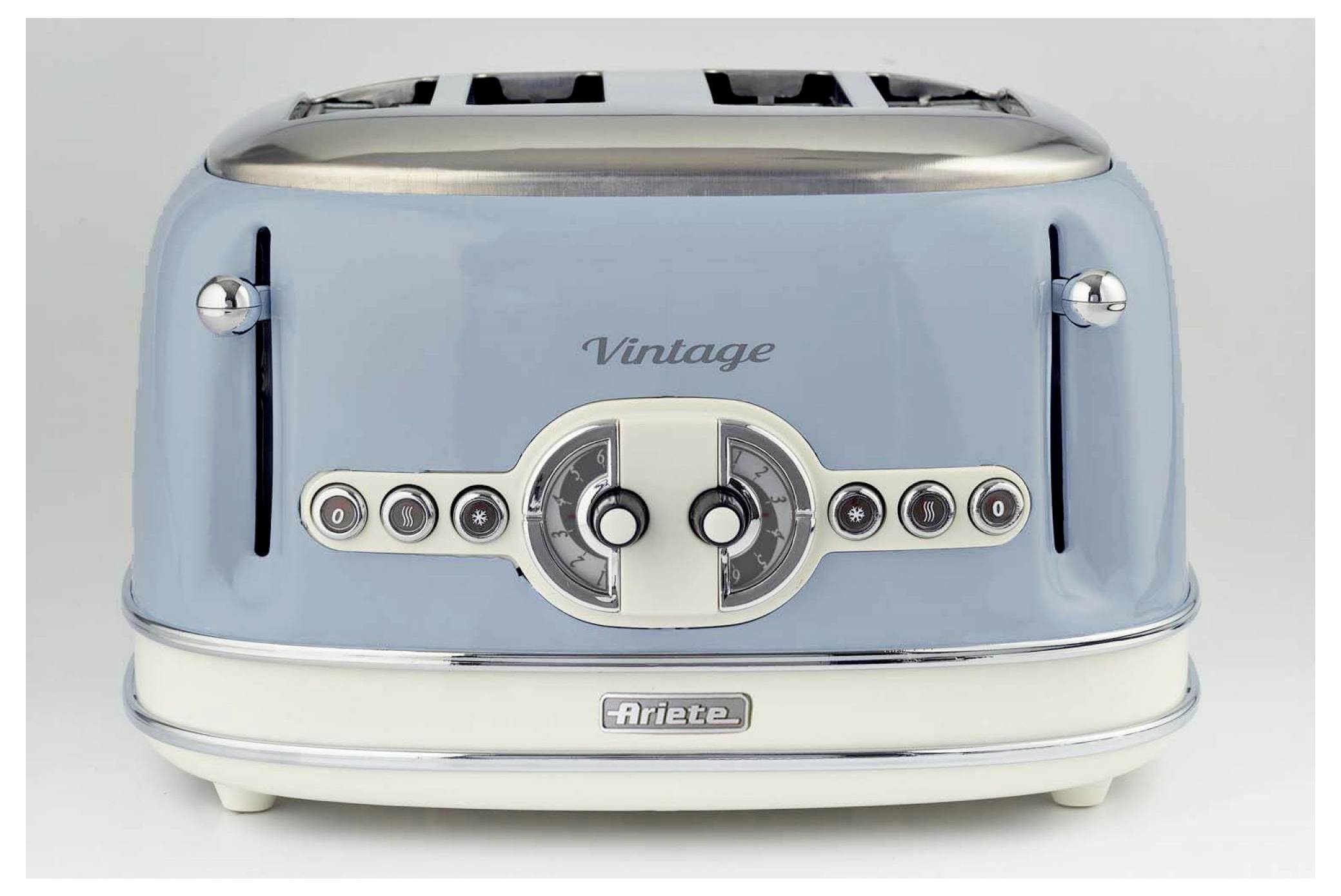 Hellblaues vintage Ariete-Toaster mit Chrom-Akzenten und vier Toastschlitzen, Vorderansicht auf schlicht weißem Hintergrund.