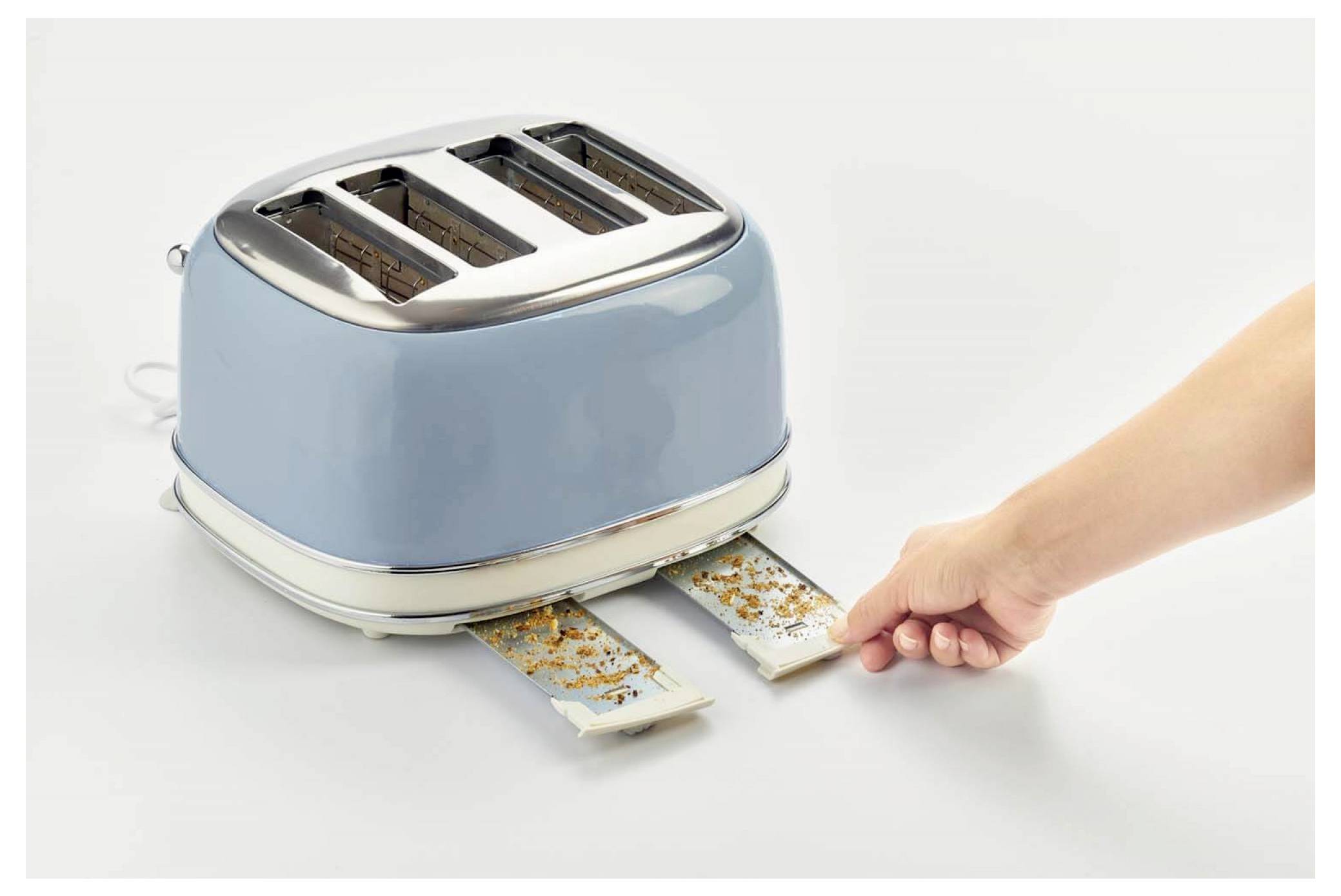 Hand zieht zwei verbrannte Scheiben aus einem blauen Zwei-Schlitz-Toaster auf weißem Hintergrund.