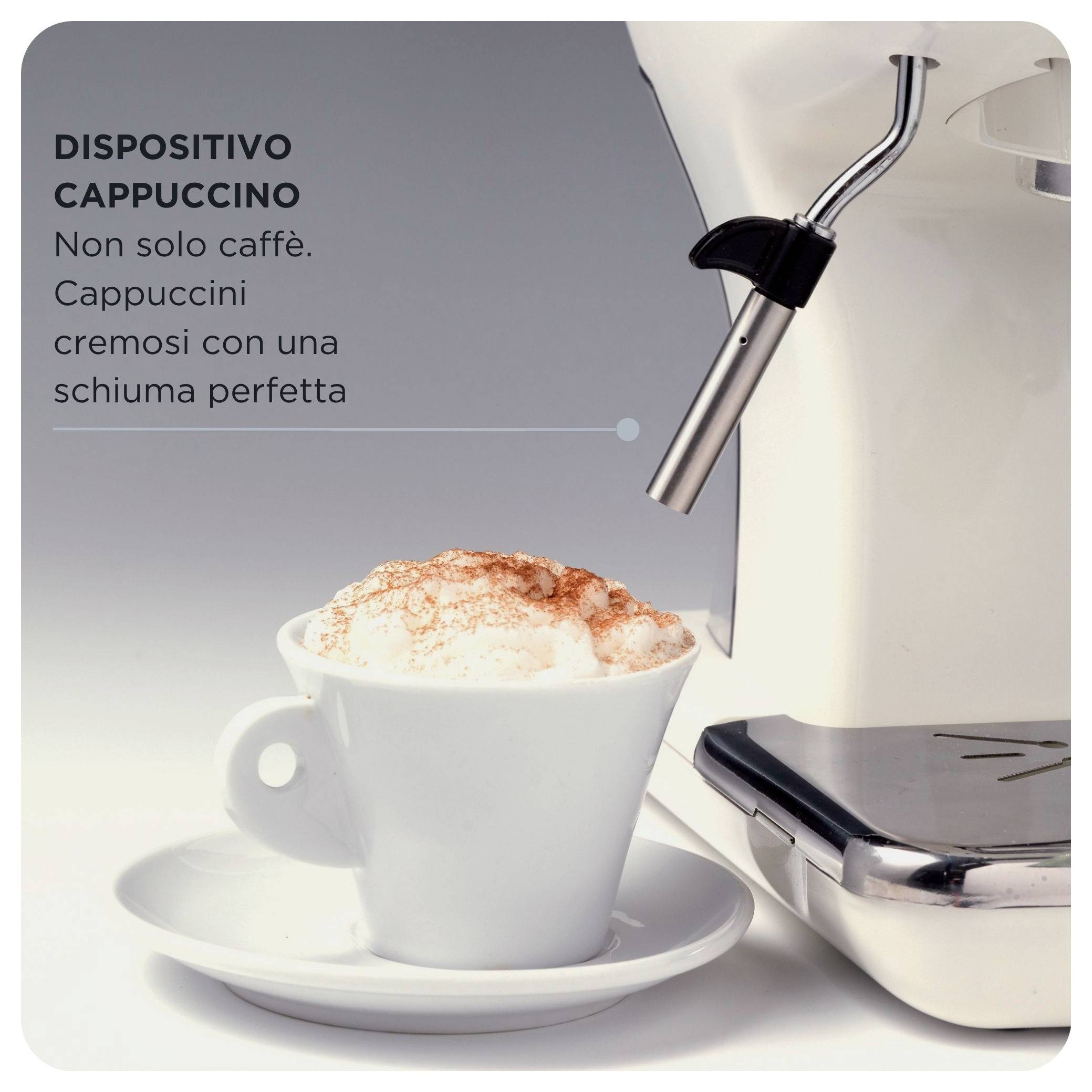 Kaffeemaschine Cappuccino-Aufschäumer, der cremigen Schaum in eine weiße Tasse dispensiert; italienischer Text bewirbt "DISPOSITIVO CAPPUCCINO" für perfekte Cappuccinos.