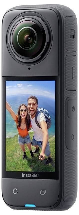 Eine kompakte Insta360-Actionkamera mit großem Objektiv und Touchscreen, auf dem ein lächelndes Paar draußen ein Selfie macht.