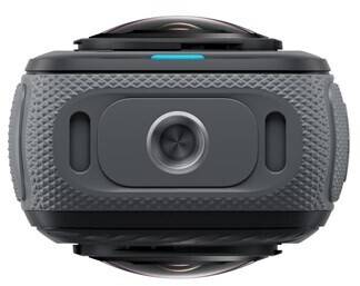 Graue 360-Grad-Kamera mit dualen Fischaugenobjektiven und zentralem Objektiv, Vorderansicht auf weißem Hintergrund.