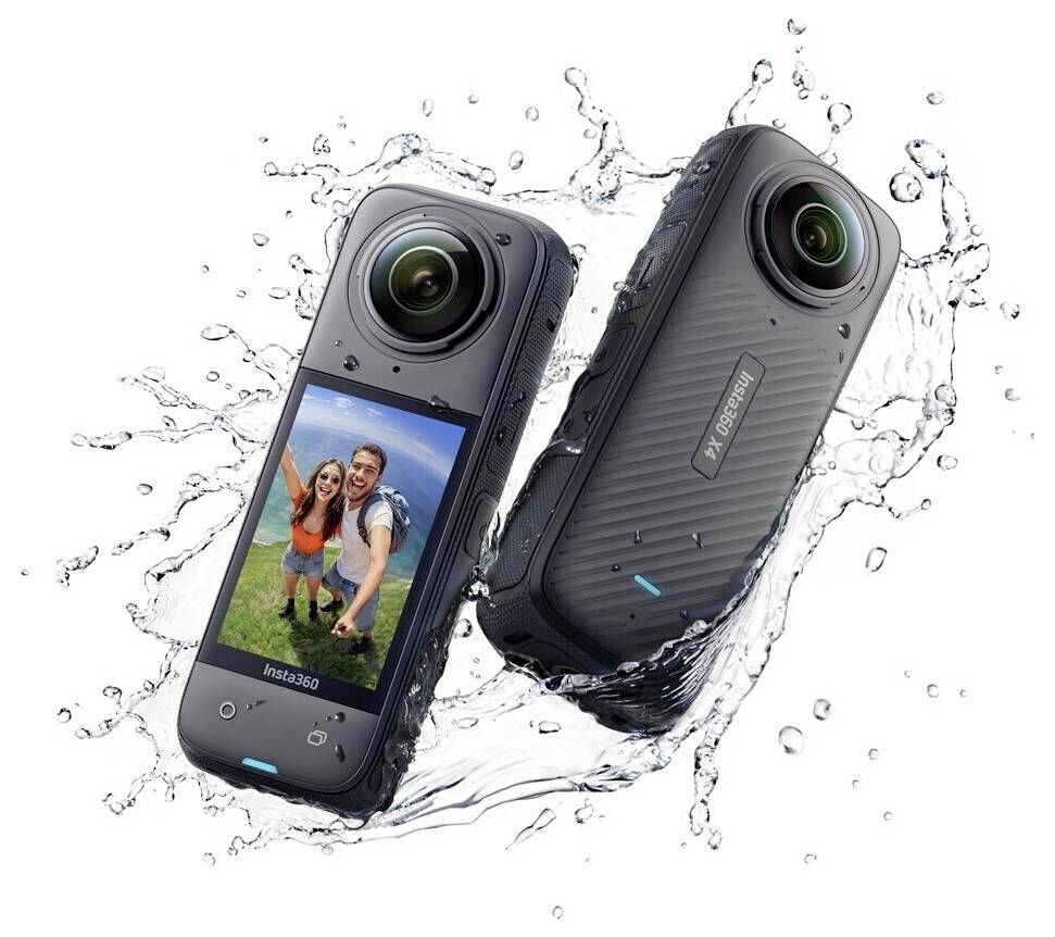 Zwei robuste Insta360-Actionkameras werden von vorne und hinten gezeigt, spritzend durchs Wasser, wobei ein Bildschirm ein Selfie von zwei Wanderern anzeigt.